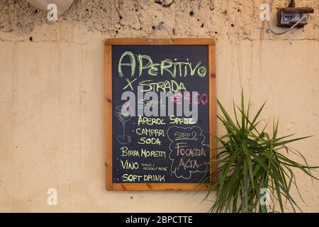 Roma, Italia. 18 maggio 2020. Prezzi aperitivo nel quartiere Trastevere (Foto di Alessandro Barone/Pacific Press) Credit: Pacific Press Agency/Alamy Live News Foto Stock