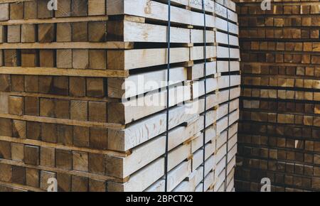Pila di barre di legno. Estremità quadrate delle barre di legno. Legno legno materiale per costruzione per sfondo e struttura. Primo piano. Foto Stock