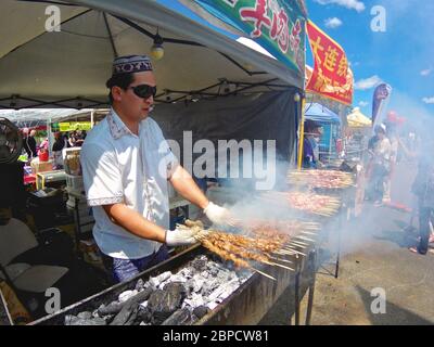 Markham, Ontario / Canada - 24 giugno 2017: Cibo di strada cinese tradizionale, carne di spiedini su barbecue Grill a Taste of Asia, Markham, Ontario, Canad Foto Stock