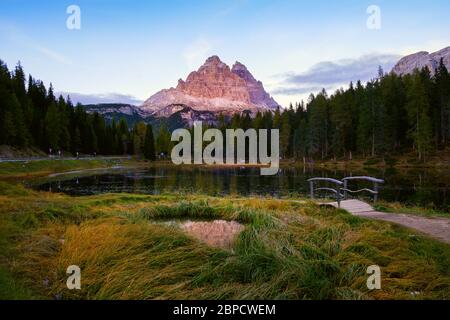 Paesaggi di tramonto sul Lago di Antorno, paesaggi montani autunnali nelle Dolomiti, Italia. Foto Stock