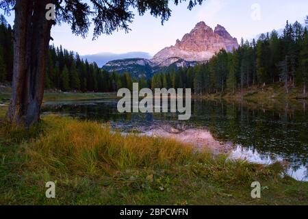 Paesaggi di tramonto sul Lago di Antorno, paesaggi montani autunnali nelle Dolomiti, Italia. Foto Stock