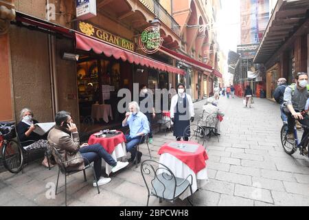 Bologna, Italia. 19 maggio 2020. Si può gustare un caffè in una caffetteria a Bologna, 18 maggio 2020. Lunedì, è entrato in vigore il terzo e più grande allentamento della chiusura di dieci settimane. Negozi, ristoranti, bar, barbeauty salon, musei e operatori di fronte alla spiaggia sono tutti autorizzati a riaprire, purché rispettino le regole per la distanza sociale tra il personale e i membri del pubblico e le strutture di disinfezione. Gli italiani possono anche spostarsi all'interno della regione in cui vivono. (Foto di Gianni Schicchi/Xinhua) Credit: Xinhua/Alamy Live News Foto Stock