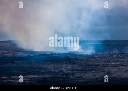 Vapore e gas si sgonfiano e fuoriescono dal lago di lava in Kilauea Caldera / cratere Halema'uma'u Aprile 2017, Hawai'i Volcanoes National Park, Hawai Foto Stock