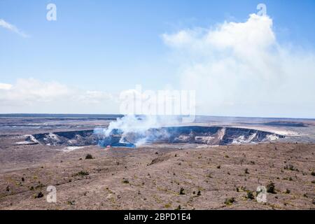 Il lago di lava in bolla nella Caldera di Kilauea / cratere di Halema'uma'u Aprile 2017, Hawai'i Volcanoes National Park, Hawaii, USA. Foto Stock