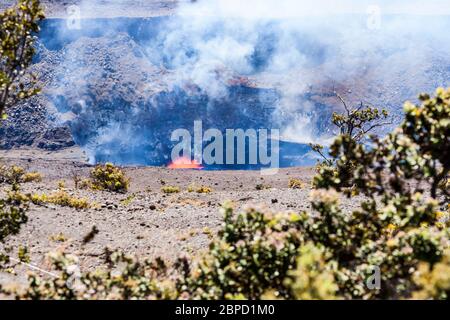 Il lago di lava in bolla nella Caldera di Kilauea / cratere di Halema'uma'u Aprile 2017, Hawai'i Volcanoes National Park, Hawaii, USA. Foto Stock