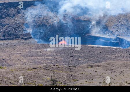 Il lago di lava in bolla nella Caldera di Kilauea / cratere di Halema'uma'u Aprile 2017, Hawai'i Volcanoes National Park, Hawaii, USA. Foto Stock