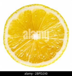 Fetta di limone isolata su sfondo bianco, elemento di design fresco agli agrumi. Foto Stock