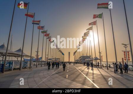 QINGDAO, CINA - NOVEMBRE 13: Questa e' una vista del molo presso il porto del Centro Olimpico di vela il 13 Novembre 2019 a Qingdao Foto Stock