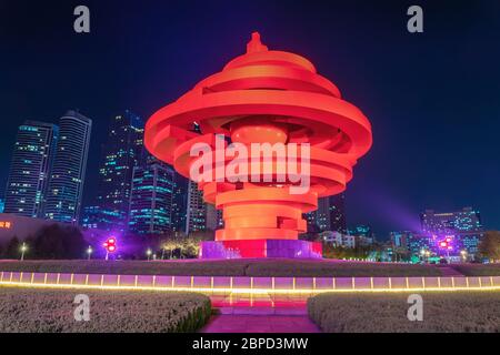 QINGDAO, CINA - NOVEMBRE 13: Questa vista notturna isa della Piazza del quarto Maggio, un famoso monumento nel centro finanziario distribuzione il 13 Novembre 2019 Foto Stock