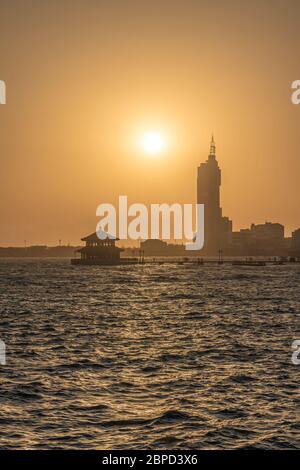 Vista del molo di Zhanqiao al tramonto a Qingdao Foto Stock