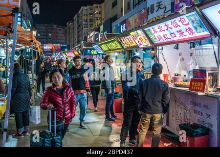QINGDAO, CINA - NOVEMBRE 14: Questo e' il mercato Notturno di Taidong, un famoso mercato conosciuto per il suo cibo di strada e le sue merci locali il 14 Novembre 2019 a Qingdao Foto Stock