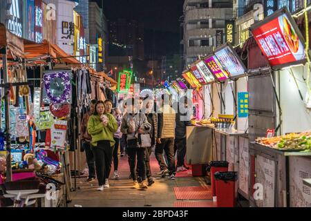 QINGDAO, CINA - NOVEMBRE 14: Questo e' il mercato Notturno di Taidong, un famoso mercato conosciuto per il suo cibo di strada e le sue merci locali il 14 Novembre 2019 a Qingdao Foto Stock