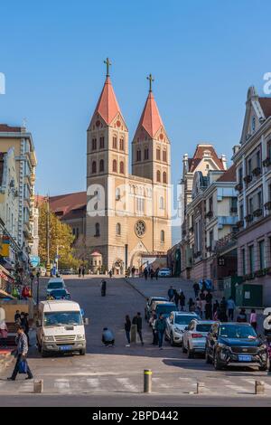 QINGDAO, CINA - 15 NOVEMBRE: Vista di St, la Cattedrale di Michaels, un famoso punto di riferimento sulla Zhejiang Road il 15 novembre 2019 a Qingdao Foto Stock