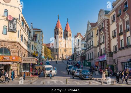 QINGDAO, CINA - 15 NOVEMBRE: Vista di St, la Cattedrale di Michaels, un famoso punto di riferimento sulla Zhejiang Road il 15 novembre 2019 a Qingdao Foto Stock