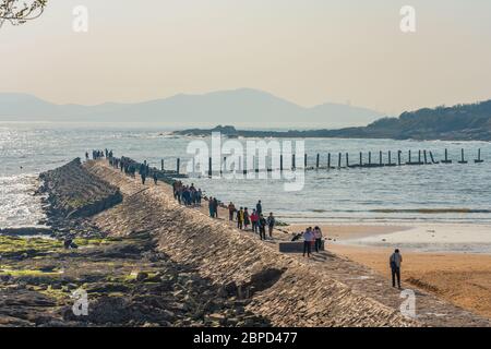 QINGDAO, CINA - 15 NOVEMBRE: Vista del molo e oceon in una giornata di sole nella zona panoramica di Badaguan il 15 novembre 2019 a Qingdao Foto Stock