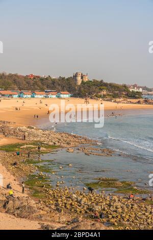 QINGDAO, CINA - NOVEMBRE 15: Vista della spiaggia nella zona panoramica di Badaguan, una famosa destinazione turistica il 15 novembre 2019 a Qingdao Foto Stock