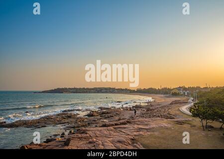 Vista di una spiaggia a Qingdao al tramonto Foto Stock