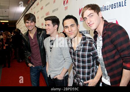 New York, NY, Stati Uniti. 9 dicembre 2011. James Maslow, Logan Henderson, Carlos pena Jr., Kendall Schmidt, di Big Time Rush al Z100 Jingle Ball 2011, presentato da Aeropostale al Madison Square Garden. Credit: Marco, Alamy Foto Stock