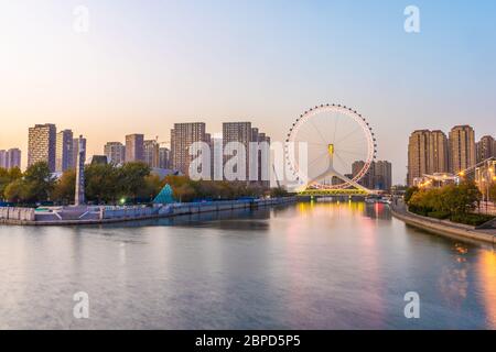 TIANJIN, CINA - 19 NOVEMBRE: Vista serale del fiume Hai e del Tianjin Eye nel centro città il 19 novembre 2019 a Tianjin Foto Stock