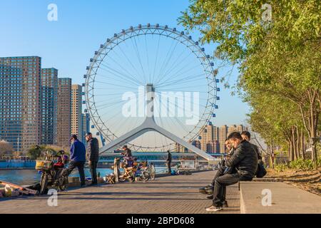 TIANJIN, CINA - NOVEMBRE 19: Vista sul fiume del Tianjin Eye, un famoso punto di riferimento nell'area del centro cittadino lungo il Fiume Hai il 19 Novembre 2019 in ti Foto Stock