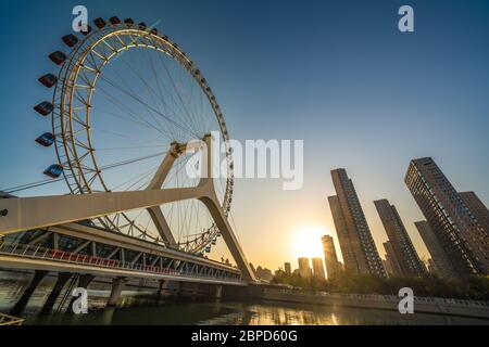 TIANJIN, CINA - NOVEMBRE 19: Questo e' il Tianjin Eye, una popolare destinazione turistica sul Fiume Hai il 19 Novembre 2019 a Tianjin Foto Stock