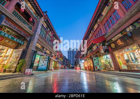 TIANJIN, CINA - NOVEMBRE 19: Vista notturna della Via della Cultura Antica di Tianjin, una popolare destinazione turistica e dello shopping il 19 Novembre 2019 a Tia Foto Stock