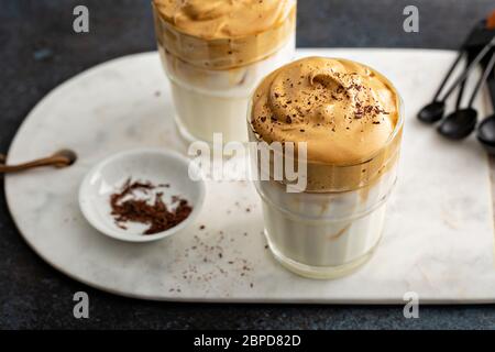 Caffè Dalgona o caffè istantaneo montato Foto Stock