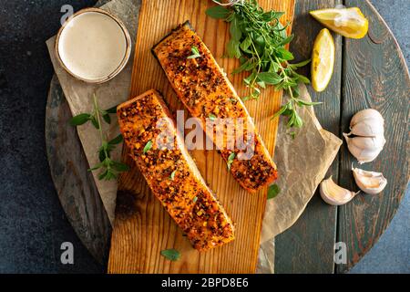 Salmone arrosto Cedar Plank Foto Stock