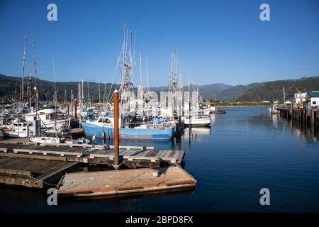 Garibaldi, Oregon, USA, 8 agosto 2019, Porto di Garibaldi sull'Oceano Pacifico nell'Oregon nord-occidentale, barche da pesca in estate, orizzontale Foto Stock