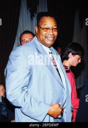 18 maggio 2020 - l'ex campione di pugilato dei pesi massimi Larry Holmes dice "vai avanti" a un combattimento trilogia di Mike Tyson ed Evander Holyfield. File foto: Night of Champions 2013, Liuna Station, Hamilton, Ontario, Canada. Foto Stock