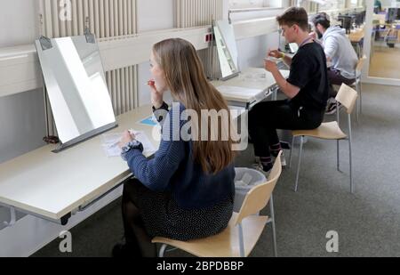 Neustrelitz, Germania. 15 maggio 2020. Lisa Günther (l-r), dodicesimo grado, rappresentante di studenti, e altri studenti fanno un test di striscio presso il centro di test del Gymnasium Carolinum. Al Gymnasium Carolinum, tutti possono volontariamente farsi testare due volte alla settimana; il risultato sarà inviato al loro indirizzo e-mail privato un giorno dopo. I risultati vengono inviati all'indirizzo e-mail privato il giorno successivo al test. Credit: Bernd Wüstneck/dpa-Zentralbild/dpa/Alamy Live News Foto Stock