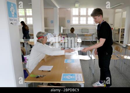 Neustrelitz, Germania. 15 maggio 2020. Magnus Voigt, 11a grado, si registra per un test di striscio presso il centro di test del Gymnasium Carolinum. Al Gymnasium, tutti possono volontariamente fare test due volte alla settimana; il risultato è inviato al loro indirizzo e-mail privato un giorno dopo. Il risultato viene inviato all'indirizzo e-mail privato il giorno successivo al test. Credit: Bernd Wüstneck/dpa-Zentralbild/dpa/Alamy Live News Foto Stock