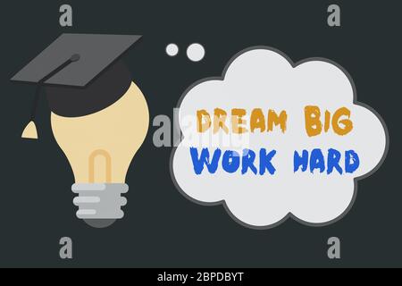 Testo di scrittura Dream Big lavoro duro. Foto concettuale credete in voi stessi e seguite i sogni e gli obiettivi 3D Graduation Cap Thinking Reliing on Bulb Foto Stock