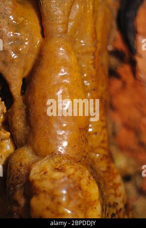 Macro stalagmite colonna stalcite grotta formazione di calcite in grotta calcarea in Tecas vicino Austin. Foto Stock
