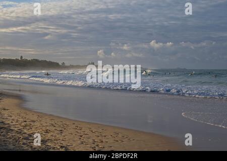 Surfista che cattura le onde sulla Sunshine Coast in Australia. Foto Stock