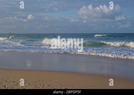 Surfista che cattura le onde sulla Sunshine Coast in Australia. Foto Stock