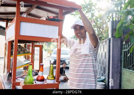 uomo che vende panakso nei carrelli. cibo di strada indonesia. imprenditore di piccola impresa Foto Stock