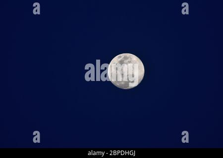 Luna piena / UNA luna piena è la fase lunare che si verifica quando la Luna è completamente illuminata come visto dalla Terra. Foto Stock