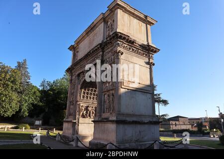 Benevento - Arco di Traiano la mattina presto Foto Stock