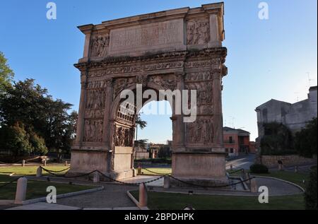 Benevento - Arco Traiano la mattina presto Foto Stock