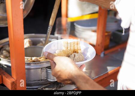 pankso. indonesiano famoso meatball street food con zuppa e noodle Foto Stock