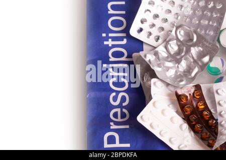 Pacchetti farmaci di prescrizione utilizzati. Compresse e blister per pillole confezioni che mostrano i concetti di salute e droga. Spazio di copia bianco per il testo Foto Stock