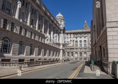 Georges Dock Way sull'Isola di Mann, con l'edificio del Porto di Liverpool sulla sinistra e gli edifici Cunard e Liver sullo sfondo, a Liverpool Foto Stock