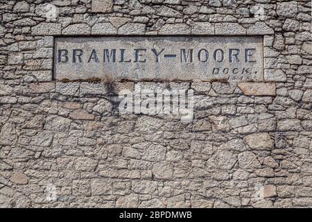 Cartello sul vecchio muro di pietra del molo di Bramley-Moore, parte del porto di Liverpool, Inghilterra Foto Stock