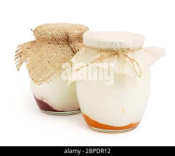 Due salutari yogurt fatti in casa in vasi di vetro isolati su bianco con ombra morbida Foto Stock