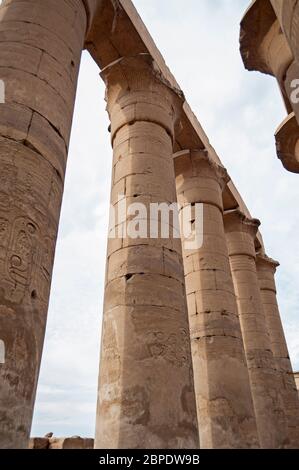 Sculture geroglipiche su colonne presso l'antico tempio egiziano Luxor Foto Stock