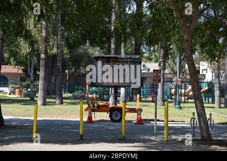 Un cartello per favore rimani a casa nel Plummer Park a West Hollywood durante la quarantena del coronavirus Foto Stock