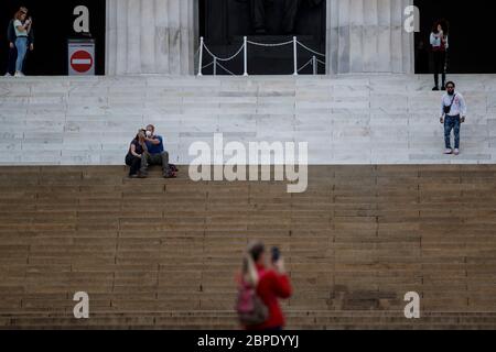 Washington, DC, Stati Uniti. 18 maggio 2020. La gente visita il Lincoln Memorial a Washington, DC, Stati Uniti, 18 maggio 2020. Il numero di casi COVID-19 negli Stati Uniti ha raggiunto i 1.5 milioni di lunedì, raggiungendo i 1,500,753 alle 16:03 (2003 GMT), secondo il Center for Systems Science and Engineering (CSSE) della Johns Hopkins University. Credit: Ting Shen/Xinhua/Alamy Live News Foto Stock