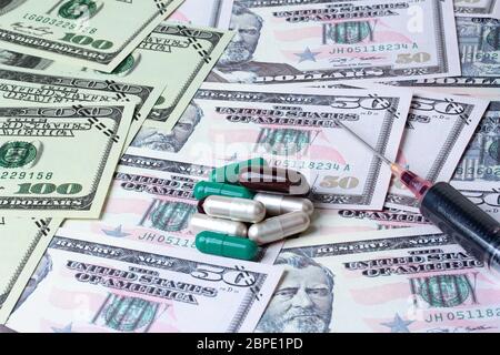 Varites dollari soldi, la banconota degli Stati Uniti, le droghe colorate e il sangue in siringa sulle banconote si sparse doppio. Foto Stock