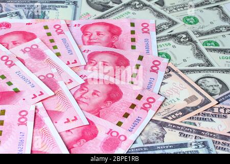 Varites dollari soldi, la banconota degli Stati Uniti e Yuan banconota, cinese banconota laici sparso doppio. Foto Stock